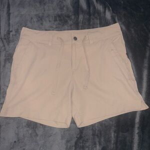 Women’s M Magellan shorts